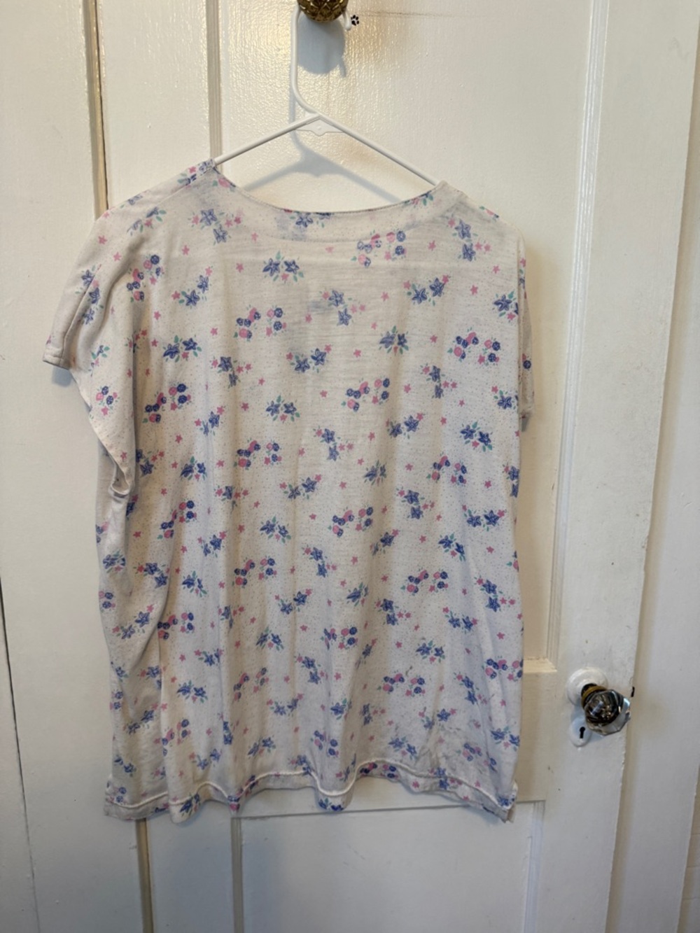 Light Floral Henley Tee in White with Pink & Blue Flowers vintage large - Picture 8 of 10